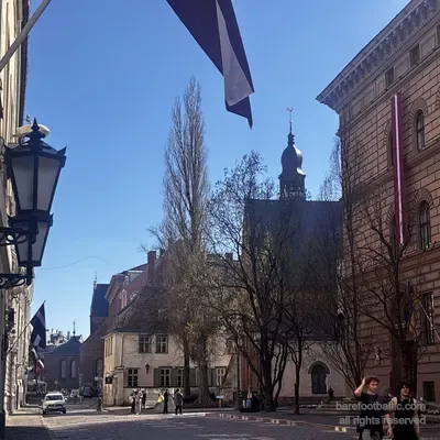 La Saeima con una bandiera lettone, sguardo lungo Jēkaba iela verso San Giacomo, Riga, Lettonia