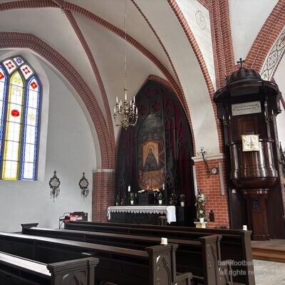 Sv. Jēkaba katedrāles iekšpusē: gotiskie velvējumi, vitrāžas, katoļu galvenais altāris, Rīga, Latvija