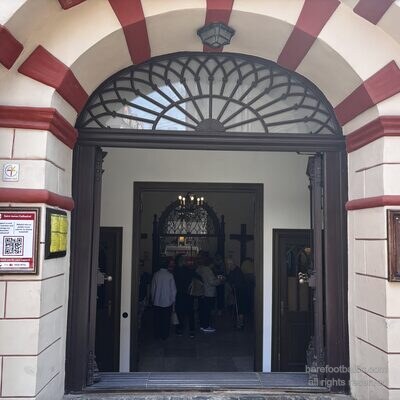 Sv. Jēkaba katedrāles sarkanbaltais baroka ieejas portāls, Rīga, Latvija