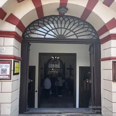Il portale d'ingresso barocco rosso e bianco della cattedrale di San Giacomo, Riga, Lettonia