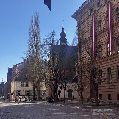 Sv. Jēkaba katedrāle no Jēkaba ielas ar Saeimas ēku blakus, Rīga, Latvija