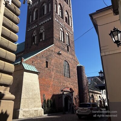 Sv. Jēkaba katedrāles tornis no sānu ieliņas, ķieģeļu mūra detaļa, Rīga, Latvija