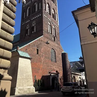 La torre della cattedrale di San Giacomo da un vicolo laterale, dettaglio dei mattoni, Riga, Lettonia