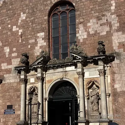 Il portale ovest barocco degli anni 1690 della Chiesa di San Pietro, Riga, Lettonia