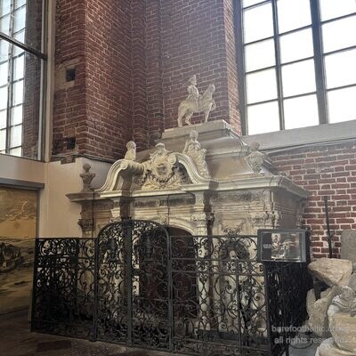 La nef gothique voûtée et l'autel à l'intérieur de l'église Saint-Pierre, Riga, Lettonie