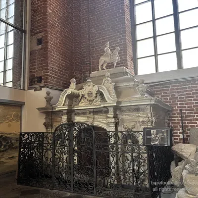 La navata gotica con volte e l'altare all'interno della Chiesa di San Pietro, Riga, Lettonia
