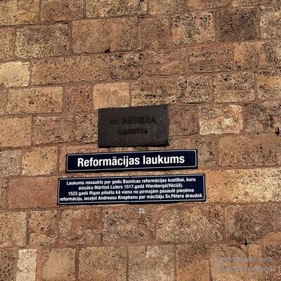 La plaque de la place de la Réforme sur le mur de l'église Saint-Pierre, Riga, Lettonie