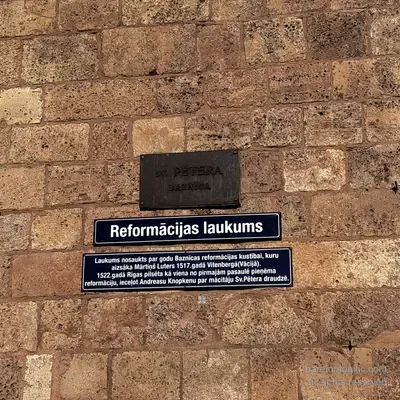 La targa di Piazza della Riforma sul muro della Chiesa di San Pietro, Riga, Lettonia