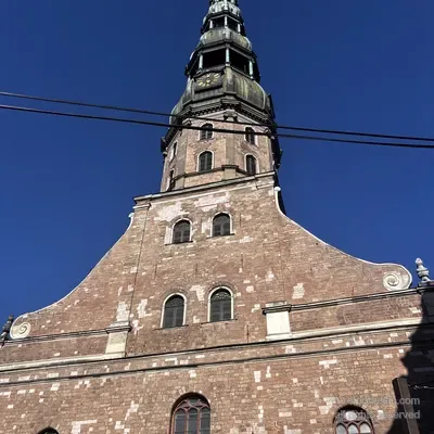 La torre di San Pietro vista direttamente dal basso, Riga, Lettonia