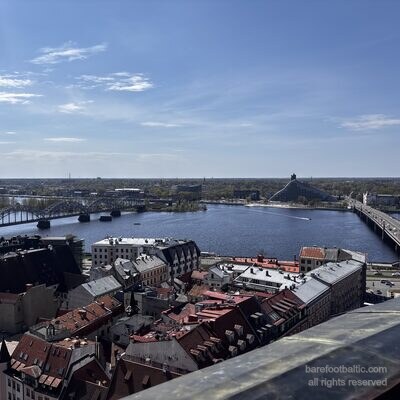 La vue depuis la tour Saint-Pierre sur la Daugava et la Bibliothèque nationale, Riga, Lettonie