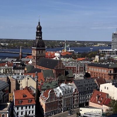 La vue depuis la tour Saint-Pierre sur les toits de la vieille ville avec la cathédrale de Riga, Lettonie