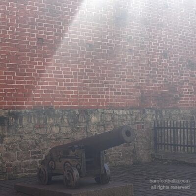 Muralla medieval con cañón junto a la Puerta Sueca, Riga, Letonia