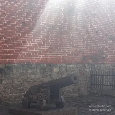 Mura cittadine medievali con un cannone, vicino alla Porta Svedese, Riga, Lettonia