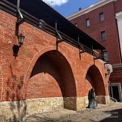 Le mura cittadine medievali ricostruite dietro Torņa iela, Riga, Lettonia