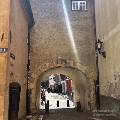 La Puerta Sueca desde dentro de Torņa iela, Riga, Letonia