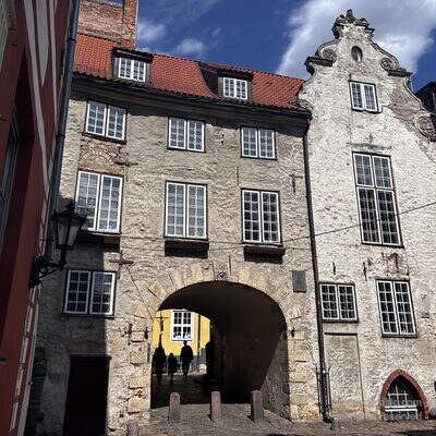 La fachada del edificio de la Puerta Sueca, Torņa iela, Riga, Letonia