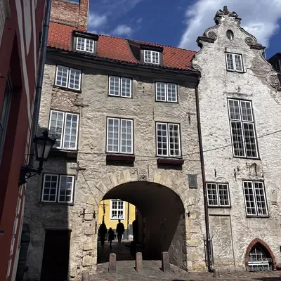 Il prospetto dell'edificio della Porta Svedese, Torņa iela, Riga, Lettonia