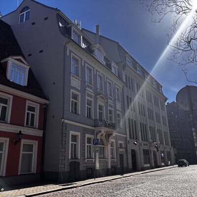 Adoquines de Torņa iela hacia la Puerta Sueca, Riga, Letonia