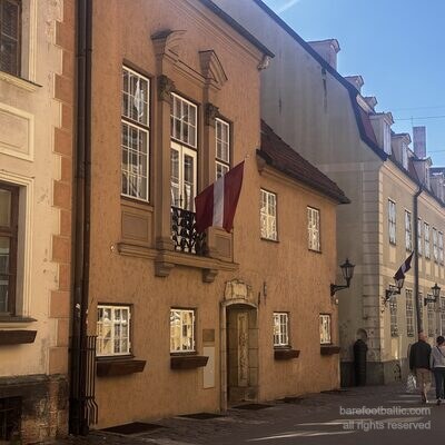 Casas antiguas en Torņa iela con bandera letona, junto a la Puerta Sueca, Riga, Letonia