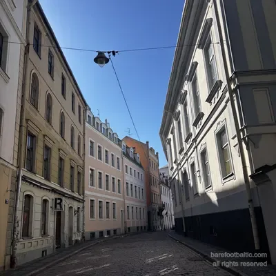 Mazā Pils iela nella luce del primo mattino, Città Vecchia di Riga, Lettonia