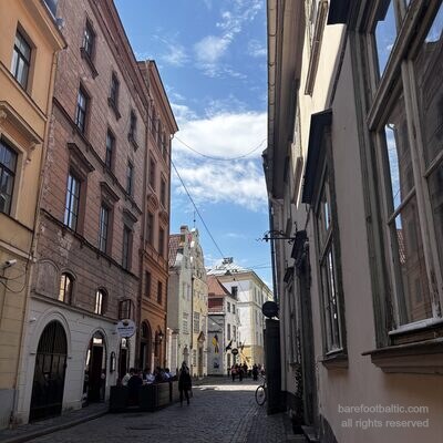 Mazā Pils iela par un après-midi de printemps avec terrasses de restaurants, Riga, Lettonie