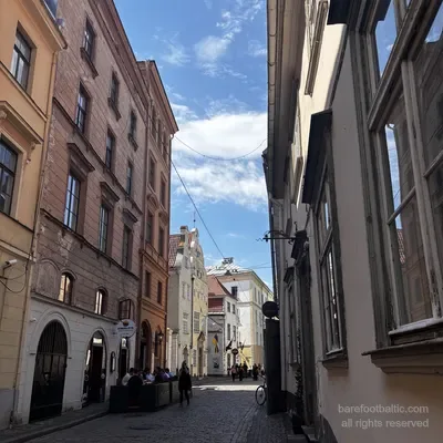 Mazā Pils iela in un pomeriggio di primavera con posti a sedere dei ristoranti, Riga, Lettonia