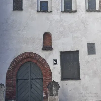 Il portale ad arco in mattoni del numero 17 con una piccola pietra protettrice scolpita, Riga, Lettonia