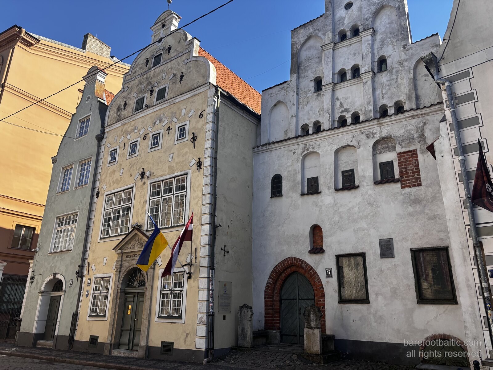 Trijų brolių namai Mazā Pils iela 17, 19, 21, stovintys greta vienas kito Rīgos senamiestyje, Latvijoje.