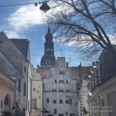 Les Trois Frères encadrés par la flèche de la cathédrale, Mazā Pils iela, Riga, Lettonie