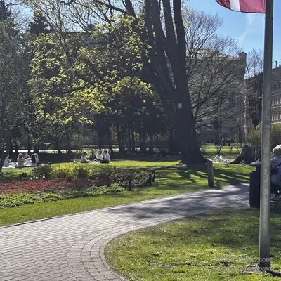 Un vialetto e una panchina a Vērmanes dārzs, Riga, Lettonia