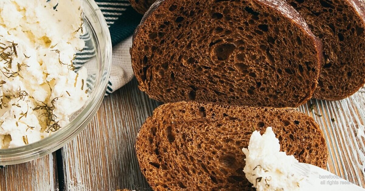 Latviška rupjmaize (ruginė duona) su biezpiens (varške) — Latvijos stalo pagrindas.