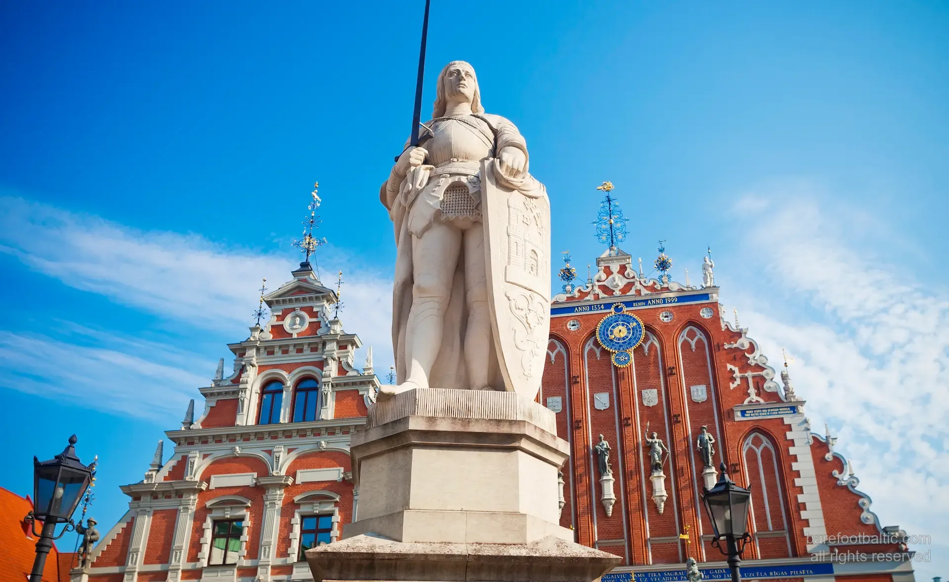 Statue de Roland et la Maison des Têtes Noires sur la place de l'hôtel de ville de Riga